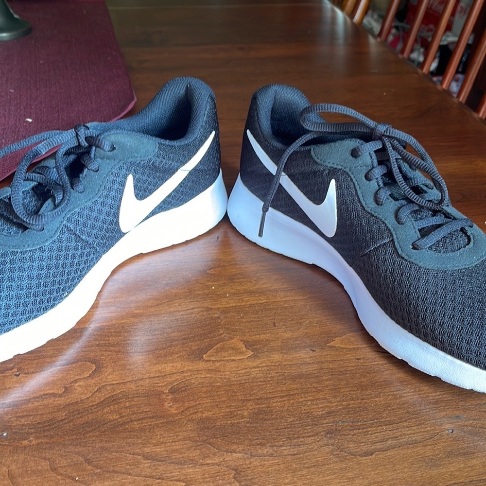 Nike shoes EUC size 9 - Picture 3 of 12